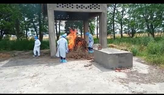 COVID-19पंजाब के  रोपड़ के गाँव चितामली में सरपंच मोहन सिंह की कोरोना के कारण हुई मौत के  अंतिम   संस्कार के मौके पर पहुँचे दो कैबिनेट मंत्री